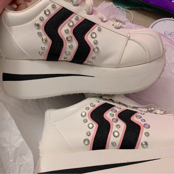 FOREVER DIAMONDZ PLATFORM SNEAKERS

Dollskill x Bratz US7 - Picture 4 of 13